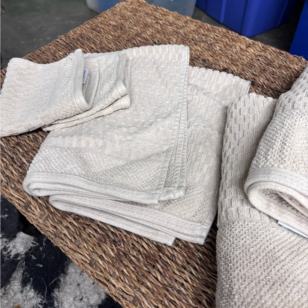 Light Tan Textured Towel Set w/Matching Bathroom Rugs